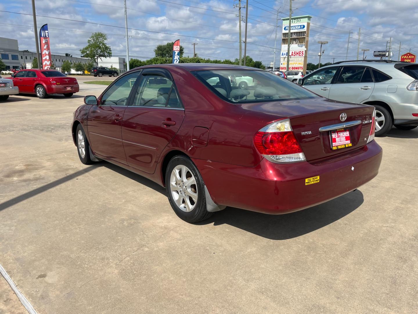 2006 red /TAN Toyota Camry LE V6 (4T1BF30KX6U) with an 3.0L V6 DOHC 24V engine, 5-Speed Automatic Overdrive transmission, located at 14700 Tomball Parkway 249, Houston, TX, 77086, (281) 444-2200, 29.928619, -95.504074 - Photo#4